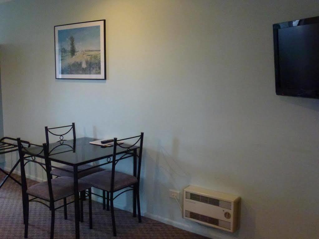 Tudor Lodge Motel Хауера Екстериор снимка