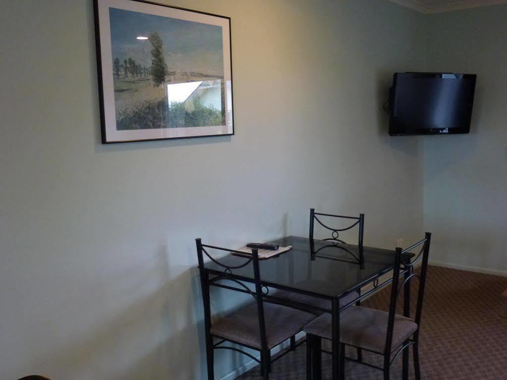 Tudor Lodge Motel Хауера Екстериор снимка